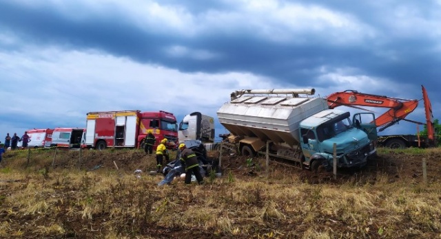 Acidente entre caminhão e carro deixa quatro mortos em SC