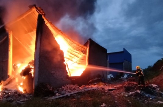 Incêndio destrói indústria de reciclagem com 60 toneladas de plástico