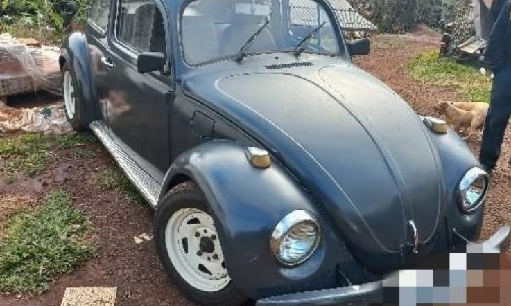Fusca furtado é encontrado abandonado e com arma de fogo dentro