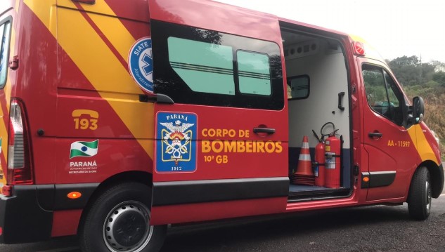 Dois feridos em colisão entre trator e moto em estrada rural