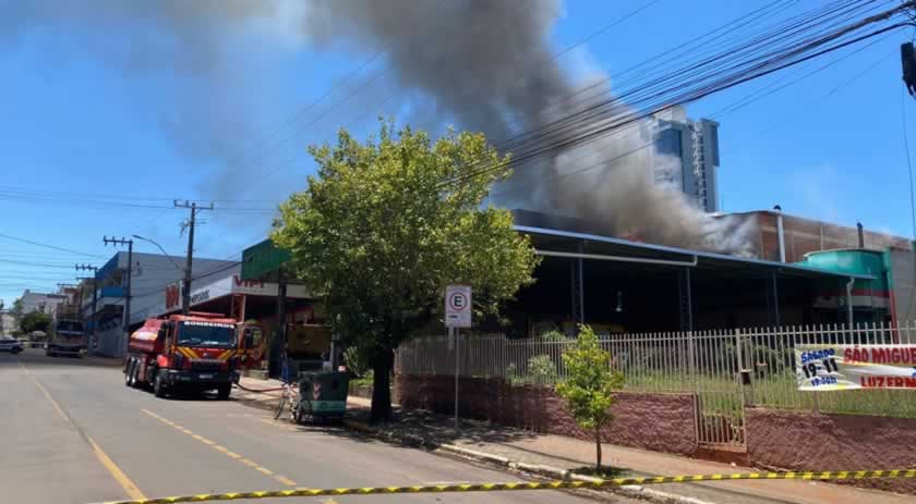 Bombeiros utilizaram cerca de 200 mil litros de água em incêndio de supermercado