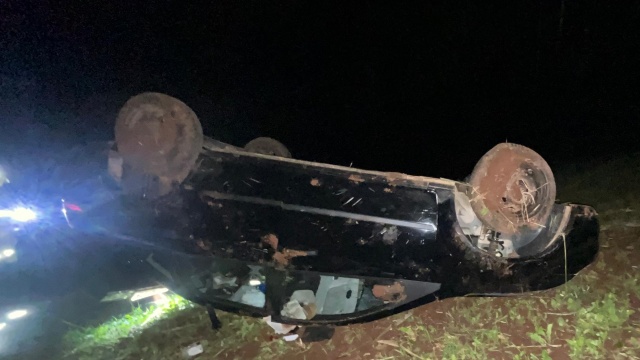 Carro capota ao desviar de animal na SC-492