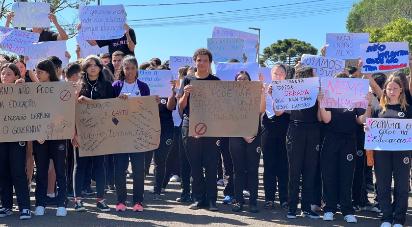 Alunos do Colégio Dr. Mario A. T. de Freitas realizam manifestação contra o novo ensino médio