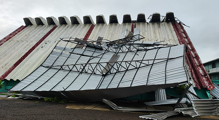 Temporal causa estragos em mais de 100 residências e afeta serviços públicos