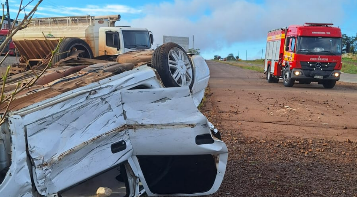 Carro capota na BR-163 e deixa duas pessoas feridas