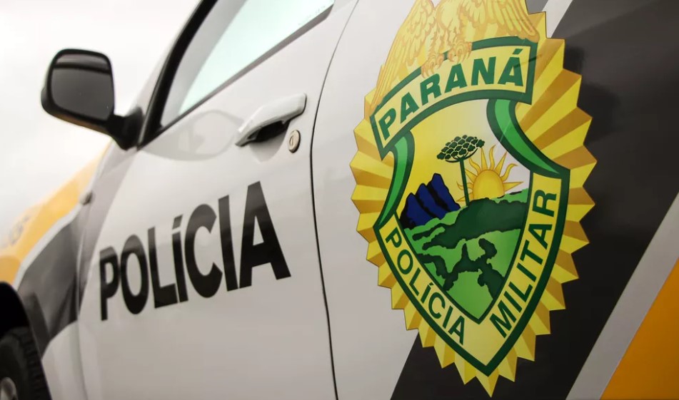 Homem simula estar armado para roubar carne em mercado e foge após ser contido por populares