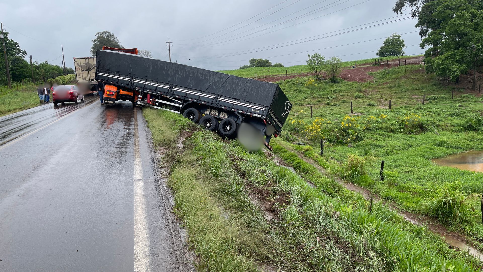Saída de pista envolvendo uma carreta é registrado na BR-163