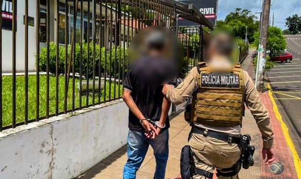 Homem embriagado vai até o batalhão da PM realizar denúncia, sai dirigindo e acaba preso