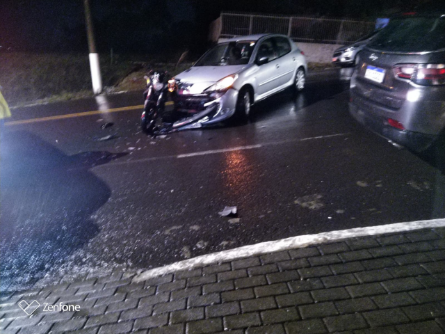 Motociclista é encaminhado ao Hospital após colisão com veículo de passeio