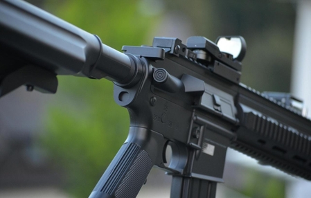 Homem é preso após enviar vídeos ameaçando mulher com arma de airsoft
