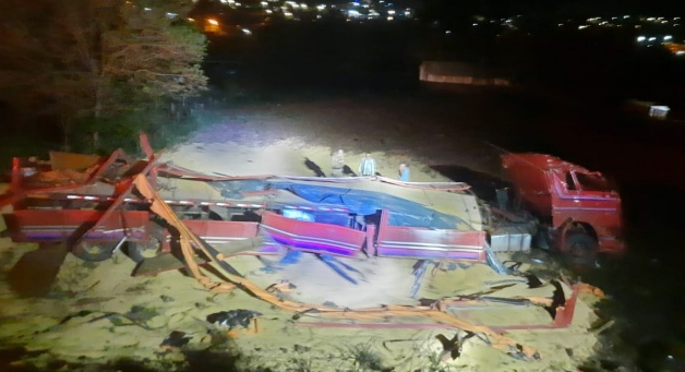 Caminhoneiro é resgatado após capotamento na "Curva da Morte" em Romelândia