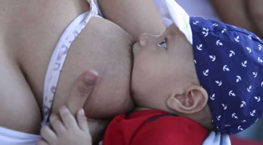 Mães vacinadas contra Covid-19 podem passar anticorpos para bebês pelo leite materno