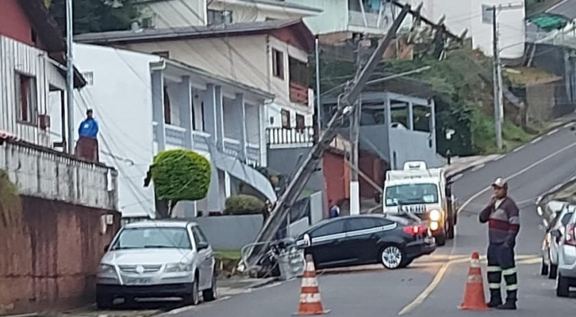 Carro colide contra poste de energia elétrica em Joaçaba