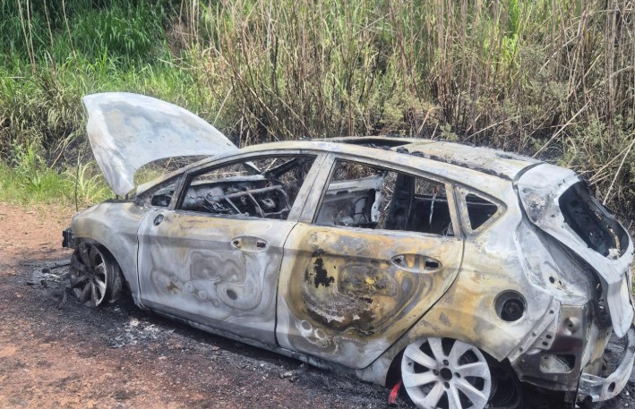 Incêndio destrói veículo às margens da Rodovia Nacional 101