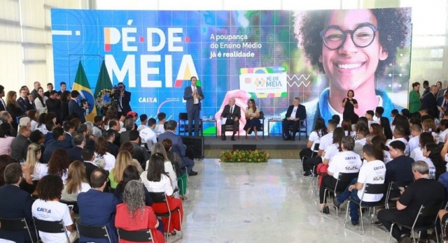 Programa Pé-de-meia vai beneficiar 25 mil estudantes de SC