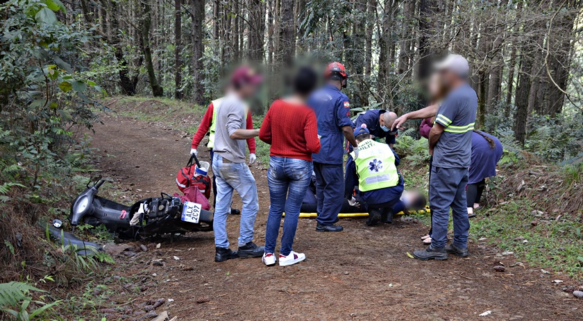 Jovem fica ferida em queda de motocicleta no Bairro Três Fronteiras
