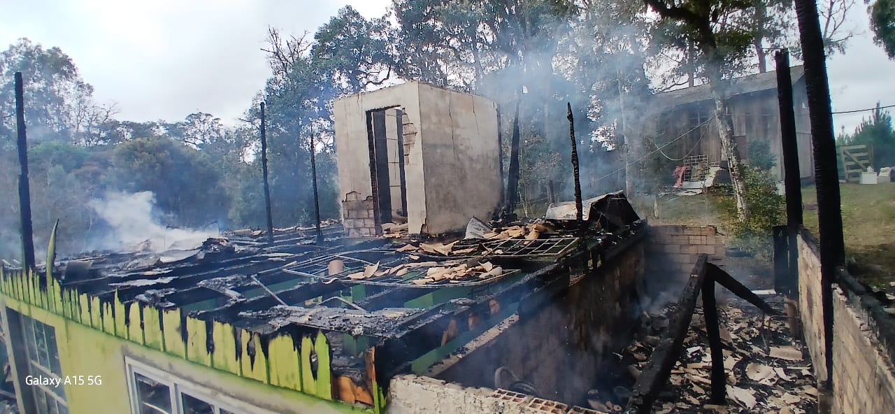 Brasa de fogão a lenha cai no chão, causa incêndio e destrói residência