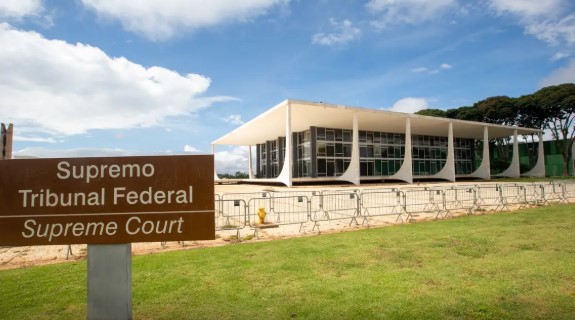 STF: Moraes e Dino votam para manter prisão preventiva de Bolsonaro