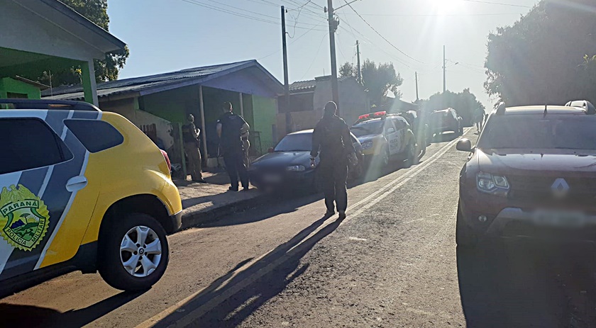 Policiais cumprem mandados de busca apreensão e prisão contra suspeitos de praticarem tráfico de drogas