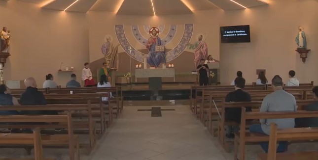 Primeira missa inclusiva do RS adapta celebração para acolher famílias atípicas