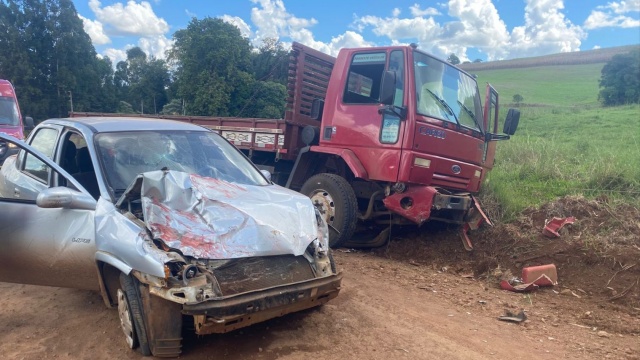 Colisão entre carro e caminhão deixa duas pessoas feridas no interior