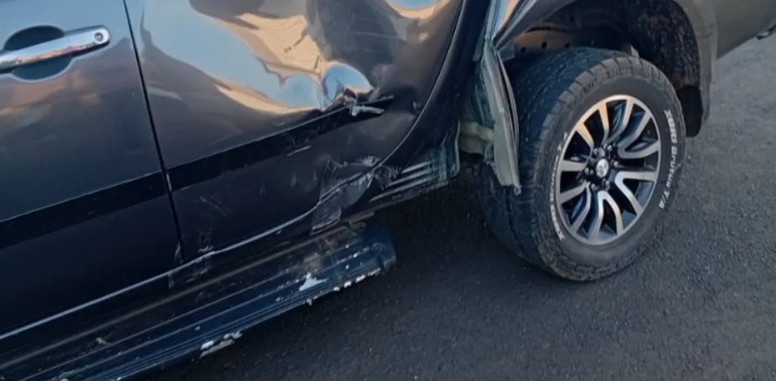 Colisão entre moto e caminhonete deixa homem ferido