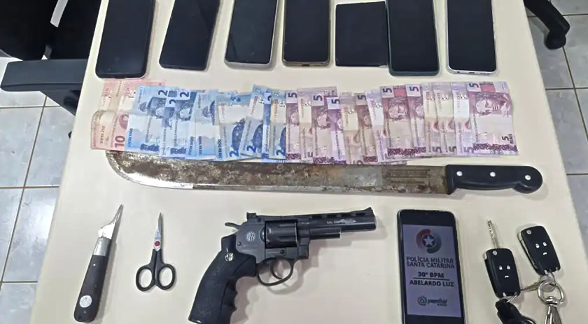 Ação conjunta recupera carro roubado de taxista e prende dois suspeitos na PRC-280