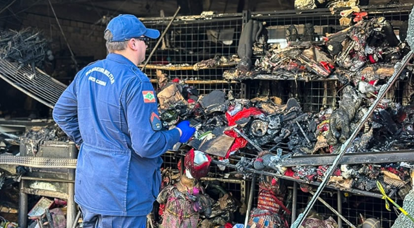 Após incêndio, famílias retiram pertences de prédio