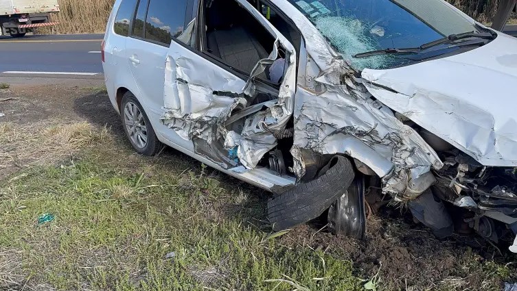 Grave colisão frontal entre carro e caminhonete deixa feridos na PR-483 