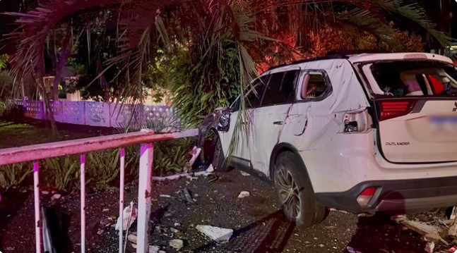 Mulher fica gravemente ferida após carro capotar e colidir contra muro