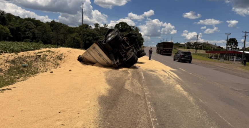 Reboque de carreta carregada se desprende e tomba às margens da BR-163