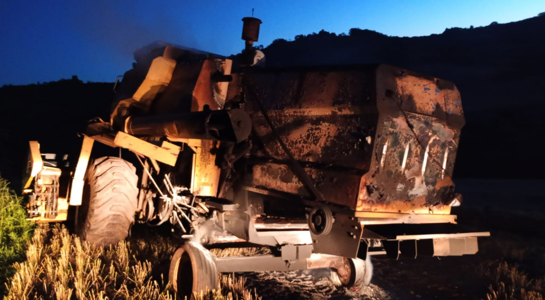Incêndio causa danos de grande monta em colheitadeira na Linha Vista Alegre