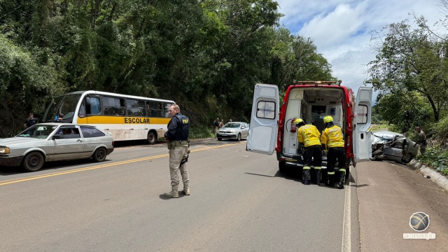 Mulher fica gravemente ferida após colisão frontal entre carro e ônibus escolar na BR-282