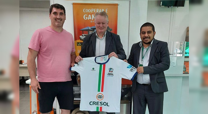 Diretor de Esportes entrega camiseta oficial do DME a dirigentes da Cresol