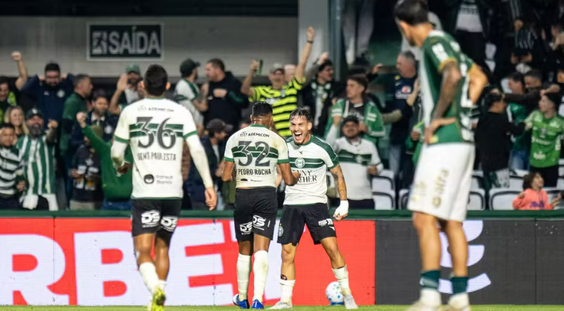 Coritiba vence a Chapecoense e ganha fôlego na luta contra o rebaixamento