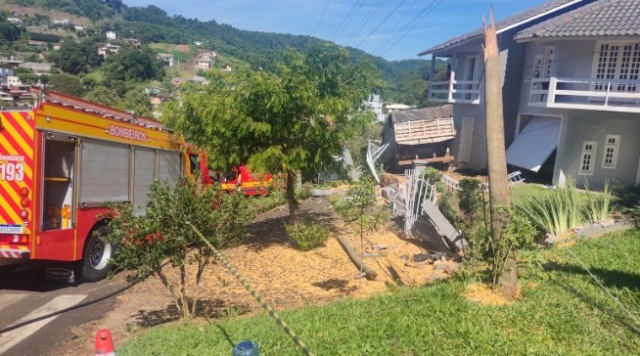 Motorista perde controle da direção e invade quintal de residência com caminhão