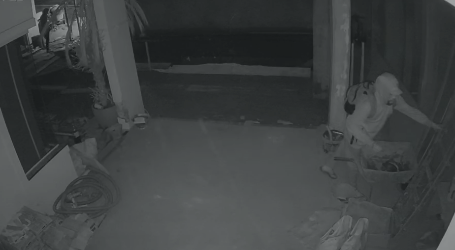 Câmera flagra furto de escada em obra na região da antiga aduana de cargas