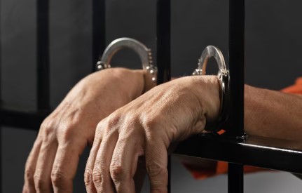 Homem é preso em cumprimento de mandado por roubo