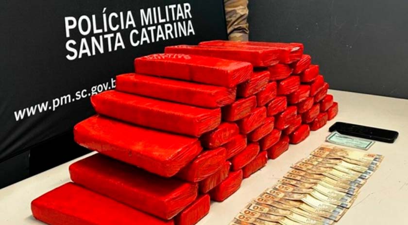 Homem é preso com 30kg de maconha em bagageiro de moto em SC