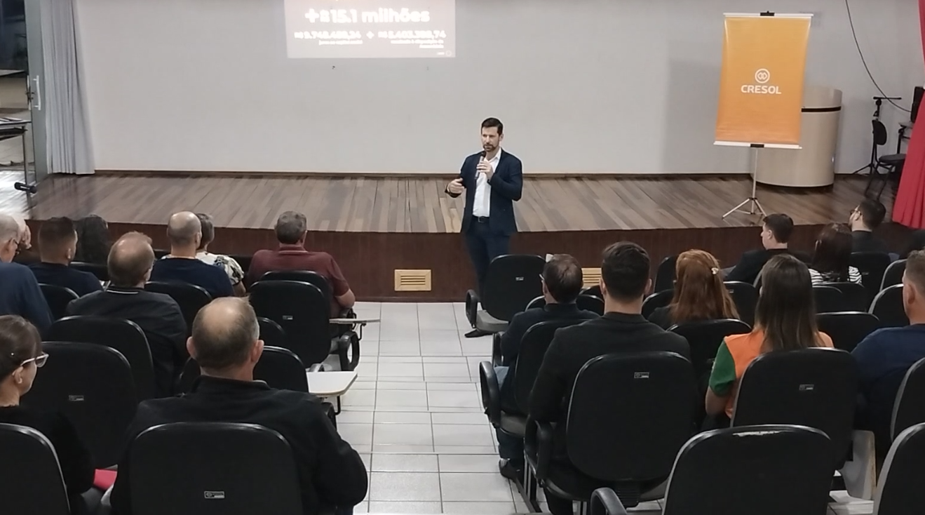 Cresol Fronteiras realiza palestra sobre a semana mundial do investidor