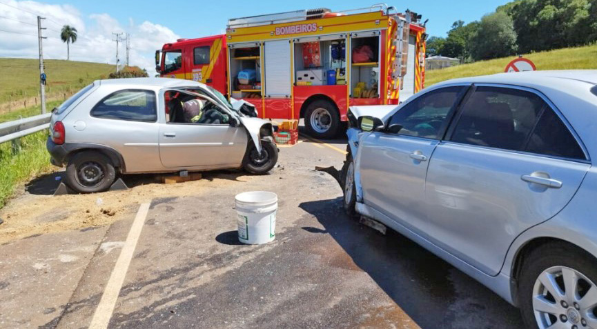 Colisão frontal deixa um morto e quatro feridos na SC-150
