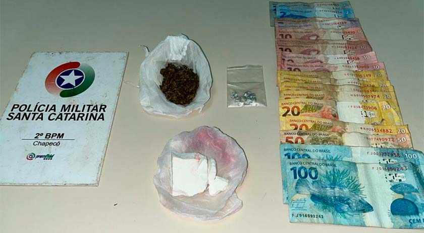 Dois homens foram flagrados cometendo crime de tráfico de drogas