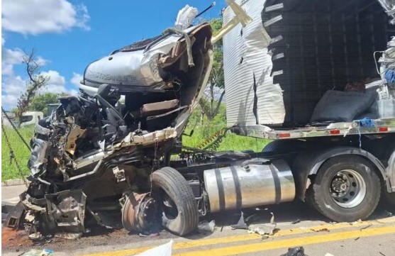 Caminhoneiro morre e filho de 16 anos fica ferido em grave acidente na BR-116