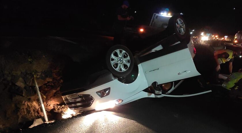 Motorista com sinais de embriaguez é socorrido após capotar veículo