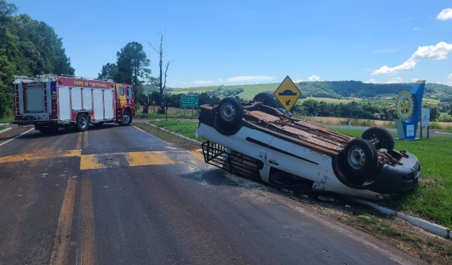 Camionete capota após colisão com carro na PR-180