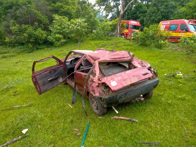 Jovem de 18 anos fica ferido em saída de pista seguida de capotamento em Itapiranga