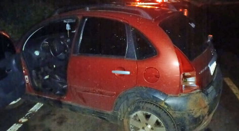 Carro sai da pista e bate contra barranco na SC-163