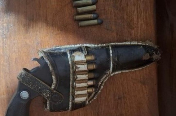 Polícia apreende arma e munições após jovem ser baleado com tiro acidental