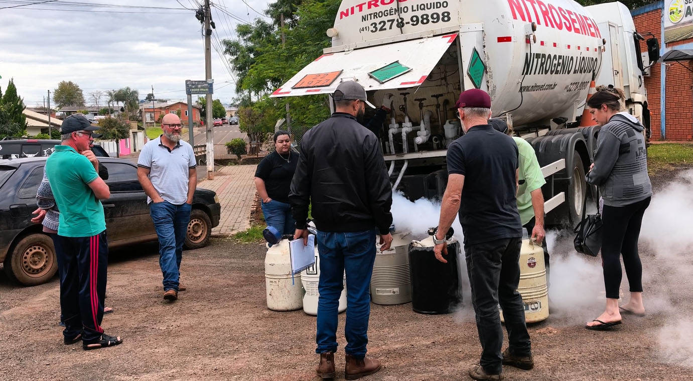 Agricultura realiza entrega de nitrogênio líquido e sêmen para produtores