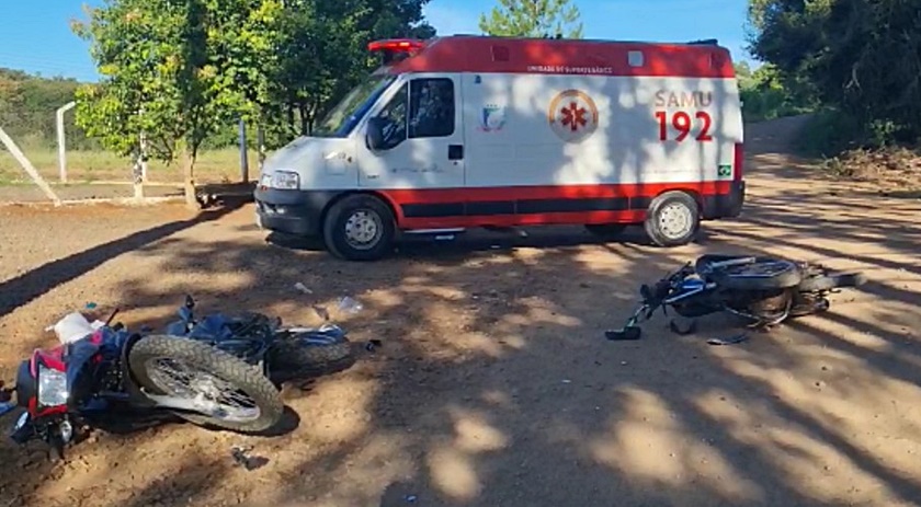 Dois homens ficam feridos em colisão envolvendo duas motocicletas